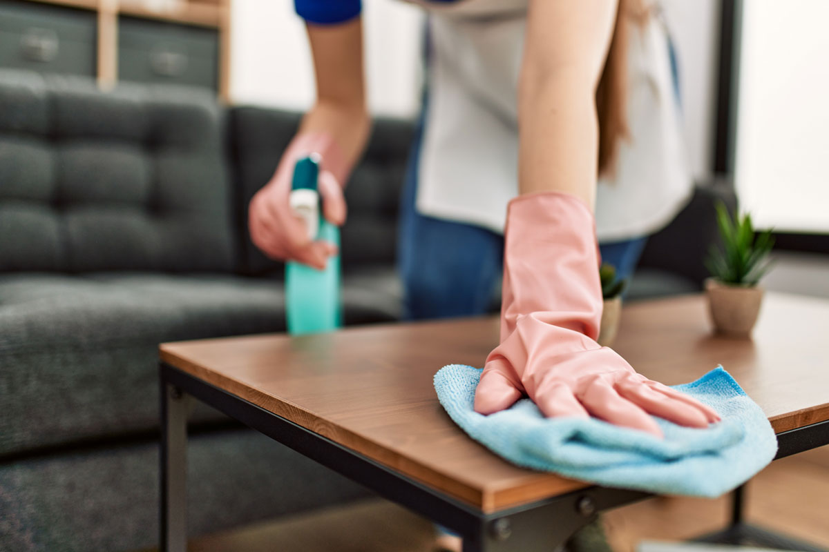 Wat betekent het volgens de psychologie als je ’s avonds het huis schoonmaakt?