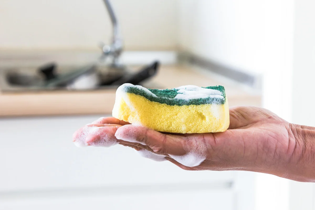 Deze eenvoudige handeling zorgt ervoor dat sponzen langer schoon blijven en de hygiëne in de keuken gewaarborgd blijft.