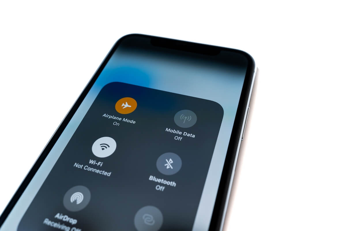 Vliegtuigmodus ingeschakeld op smartphone.