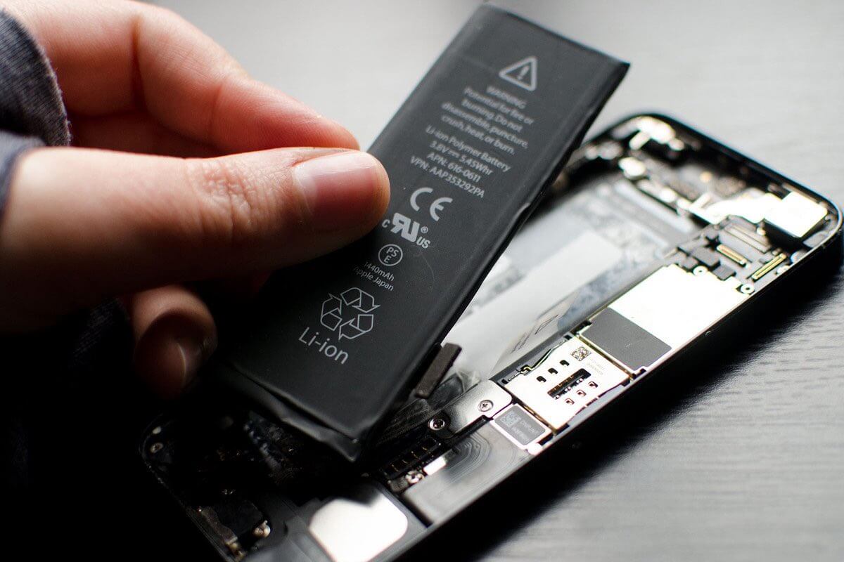 De batterij van een smartphone slijt na verloop van tijd en verliest zijn oorspronkelijke capaciteit.