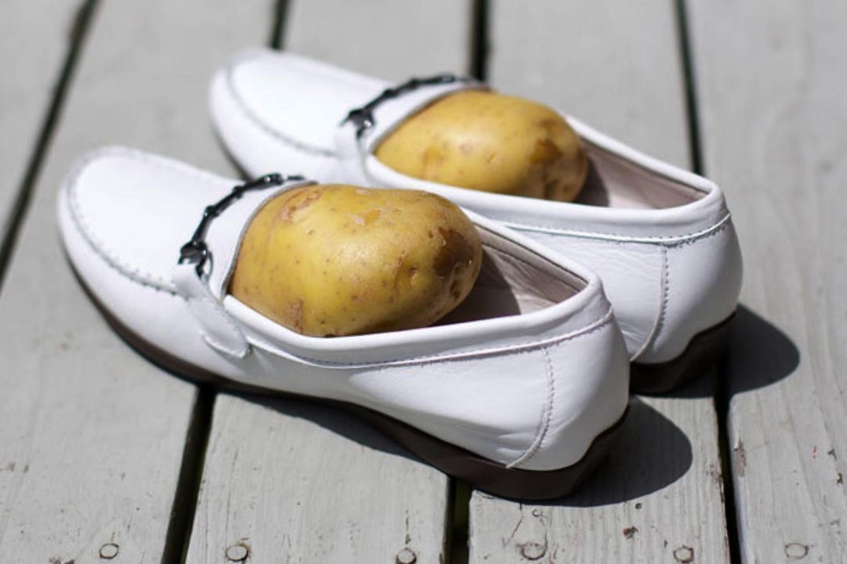 Ik bewaar een aardappel een nacht in mijn schoen. De methode van mijn oma werkt beter dan dure schuimrubberen inlegzolen.