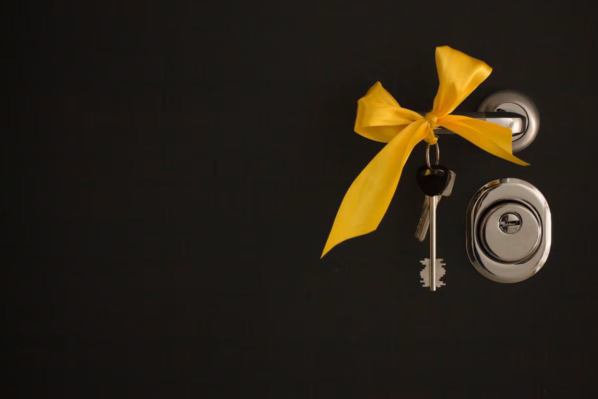 Het is een trend: waarom hang je een gele lint aan de voordeur en waarom wordt dit aanbevolen?