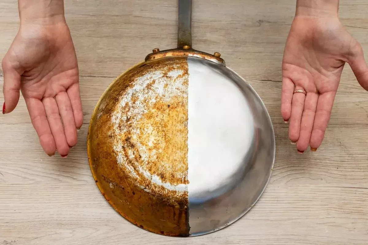 Dankzij de aardappelschillen is de pan weer schoon.