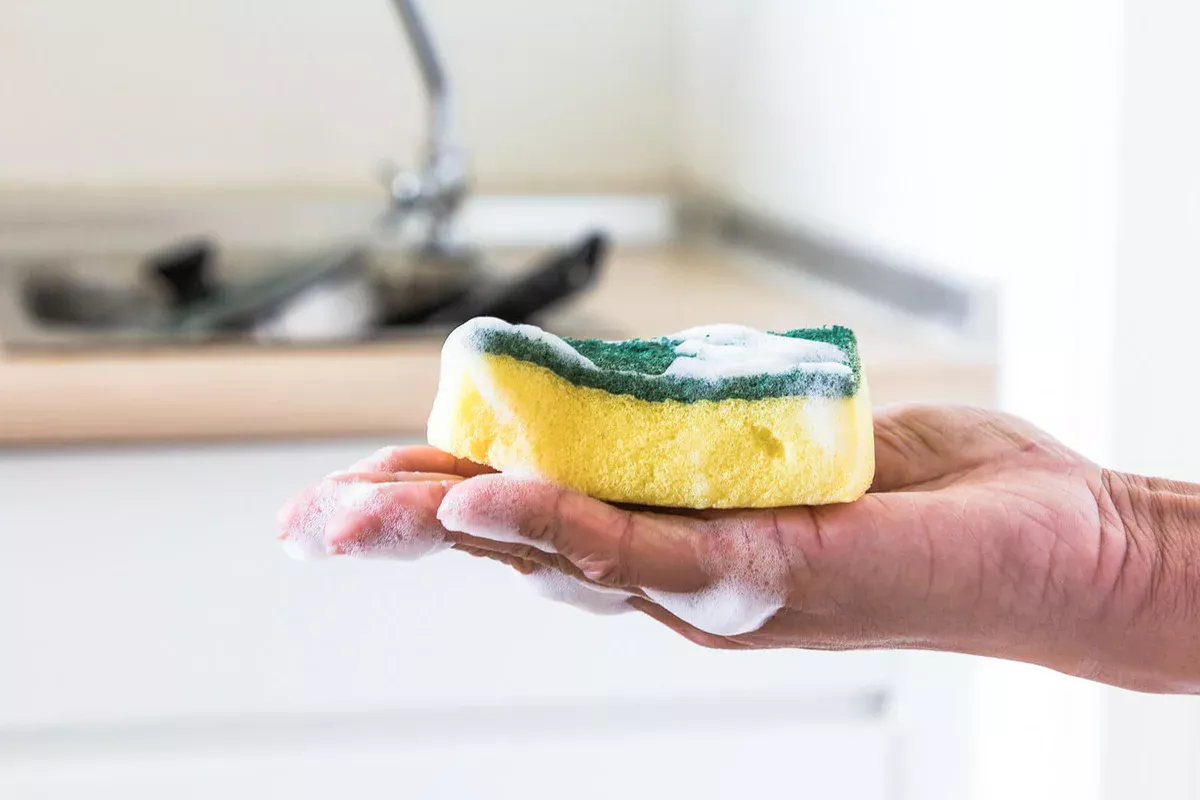 Deze eenvoudige handeling zorgt ervoor dat sponzen langer schoon blijven en de hygiëne in de keuken gewaarborgd blijft.
