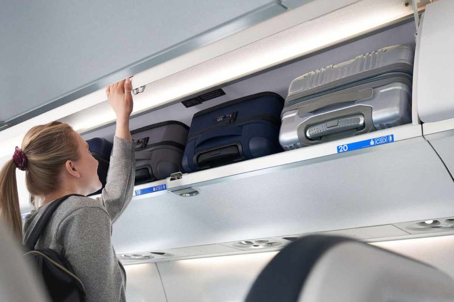 handbagage in het vliegtuig.